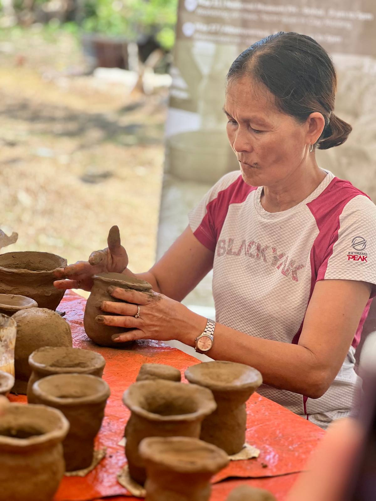 Making the kulun with hands.